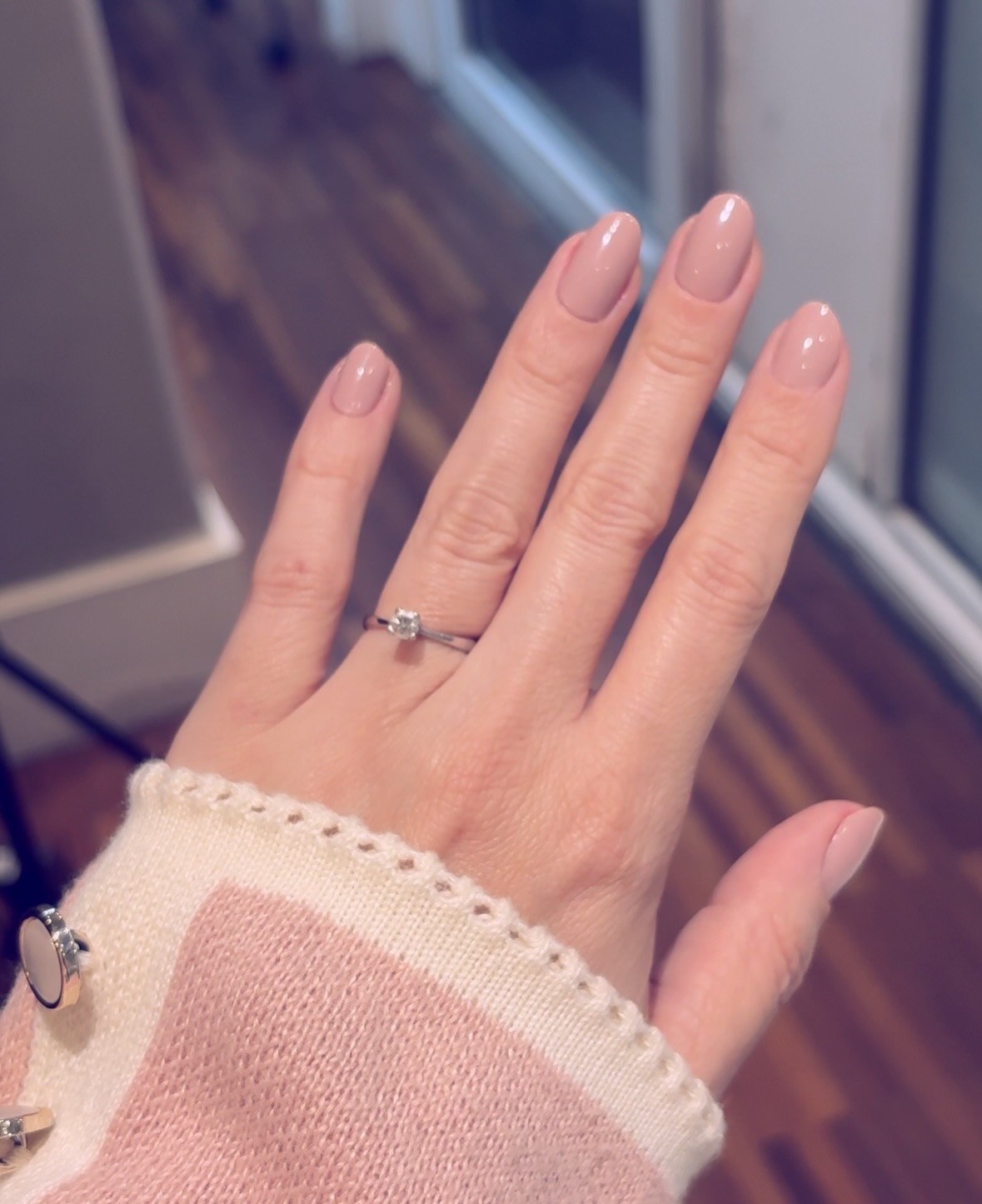 Mãos com anéis e esmalte