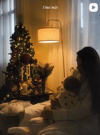 Mãe e bebê ao lado da árvore