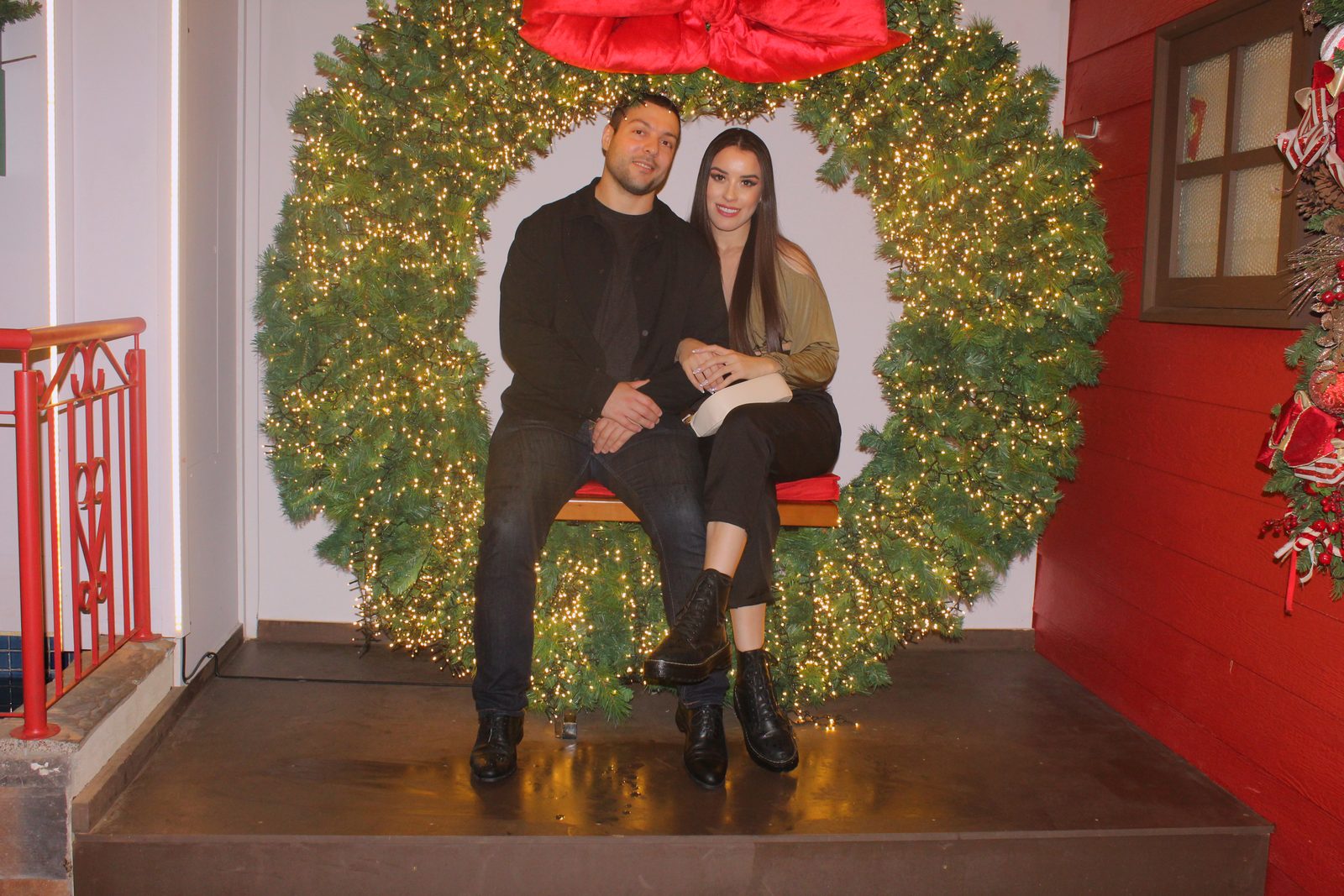 Casal na guirlanda de luzes