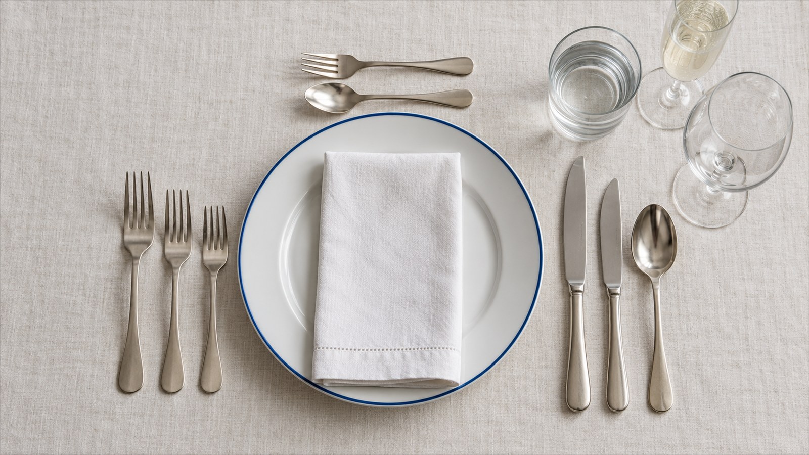 A mesa já te contou quantos pratos vêm, e quando vai ser o brinde, antes de alguém falar